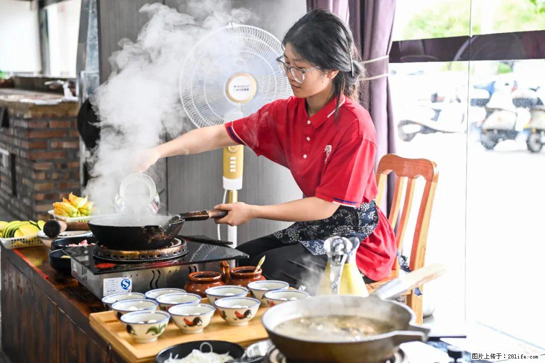全网追的“扁担女孩”，找了一份暑假工，时薪12元 - 齐齐哈尔生活资讯 - 齐齐哈尔28生活网 qqhr.28life.net